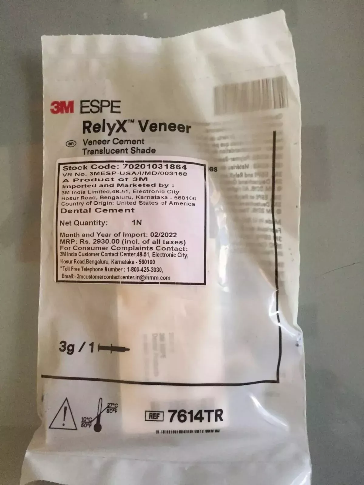 Professional veneer bonding cement in translucent shade. Light-cured resin for porcelain veneers.